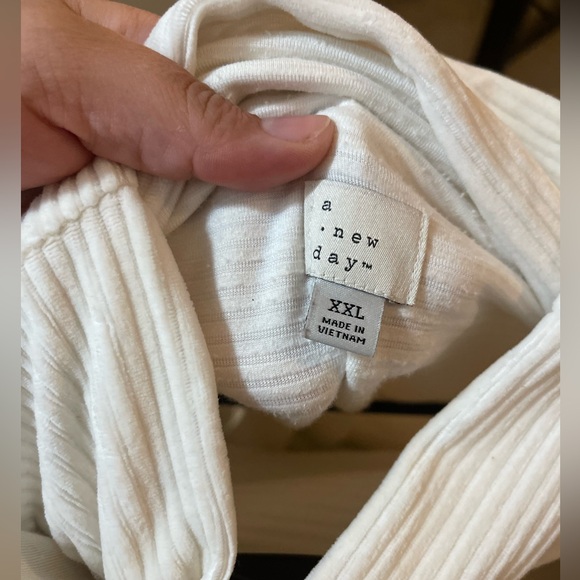 White turtleneck sweatshirt - Picture 3 of 3